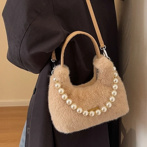 Borsa in peluche color cammello con catena di perle e tracolla in pelle regolabile