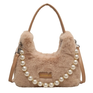 Borsa a mano in peluche albicocca con catena di perle e tracolla da donna invernale