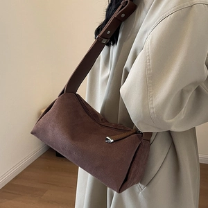 Grande borsa a tracolla da donna in pelle scamosciata marrone con trench casual