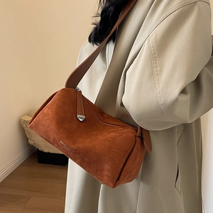 Borsa a tracolla in pelle scamosciata caramello con cinturino largo e scritte fashion