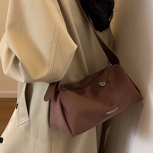 Grande borsa a spalla in pelle opaca marrone scuro con forma a trapezio retrò