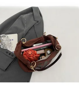 Intérieur spacieux du sac cabas marron mat avec rangement pour tablette et objets