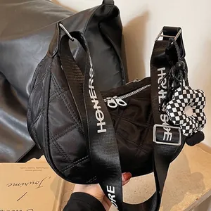Sac Hobo en Nylon de Grande Capacité pour Femmes Sac Bandoulière Vintage Matelassé à Losanges Avec Large Sangle à Lettres Pendentif Fleur à Carreaux