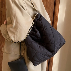 Sac fourre-tout matelassé noir en nylon avec chaîne dorée pour femmes style automne