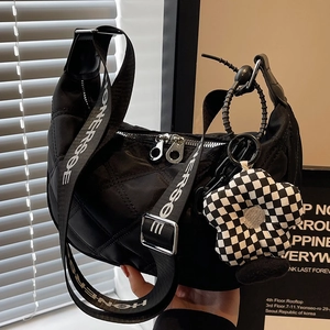 Sac bandoulière en nylon matelassé avec large sangle logotypée et pendentif floral