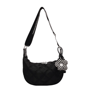 Sac bandoulière en nylon matelassé noir avec large sangle et breloque florale