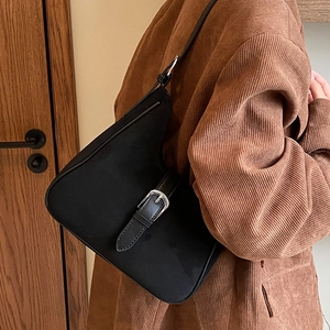 Borsa sottobraccio nera opaca retrò con silhouette asimmetrica e fibbia argento
