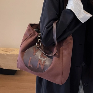 Grand sac cabas vintage en daim marron avec logo YLN gaufré et fine bandoulière