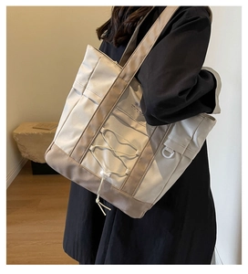 Dettaglio del tessuto in nylon impermeabile e coulisse sulla borsa tote bicolore