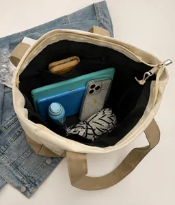 Vista dall'alto della grande borsa tote in nylon con interno spazioso per tablet e oggetti