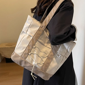 Borsa tote minimalista in nylon crema e marrone con coulisse regolabile da donna