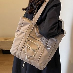 Grande borsa tote in nylon kaki per donna con design a coulisse e spallacci lunghi