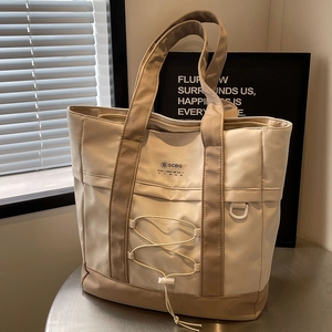 Grande borsa tote in nylon beige e marrone con coulisse per il pendolarismo