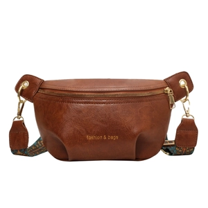 Braune Bauchtasche aus Leder mit goldenem Schriftzug und buntem Gurt im Ethno-Stil