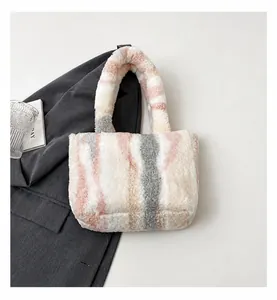 Dettaglio ravvicinato della borsa tote in peluche con trama a righe patchwork pastello
