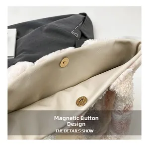 Dettaglio della borsa tote in peluche con chiusura magnetica e fodera in ecopelle