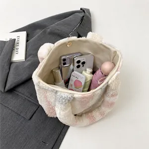 Dettaglio dell'interno capiente della grande borsa tote in peluche con motivo a scacchi