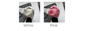Détail des sacs oreillers en fausse fourrure blanche et rose avec bandoulière chaîne