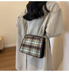 Dettaglio borsa a tracolla in tweed a quadri vintage con catena e pelle