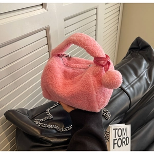 Détails du sac oreiller en fausse fourrure rose avec bandoulière chaîne et texture douce