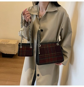 Dettaglio del set di borse in tweed a quadri con tracolla a catena in metallo dorato
