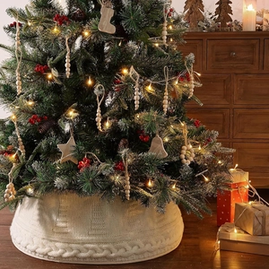 Elfenbeinfarbene gestrickte Weihnachtsbaumdecke mit Zopfmuster und Holzperlen-Deko