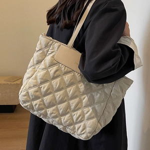 Minimalist beige quilted tote bag with large capacity for women commuting and daily use