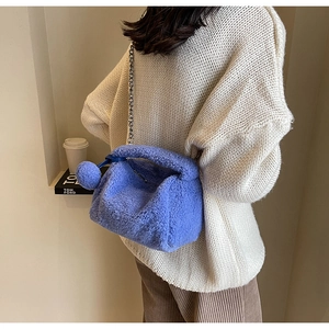 Détail du sac à bandoulière en fausse fourrure violet clair avec chaîne et pompon