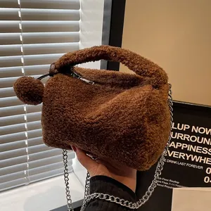 Sac à Main en Peluche à la Mode pour Femmes Sac Bandoulière en Fausse Fourrure avec Chaîne Sac Oreiller Cylindrique d'Hiver avec Décoration de Boule de Poils
