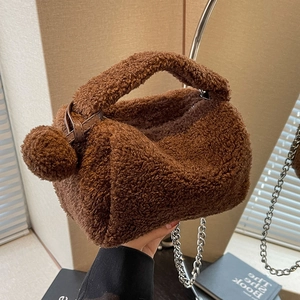 Sac polochon marron en peluche avec bandoulière chaîne argentée pour style hivernal
