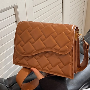 Borsa a tracolla marrone trapuntata con motivo geometrico e pattina a bordo ondulato