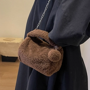 Sac bandoulière cylindrique en polaire marron avec chaîne argentée et pompon doux