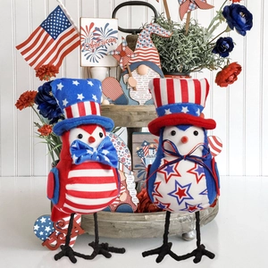 Statuine di uccelli patriottici con stelle e strisce per decorazioni del Giorno Indipendenza