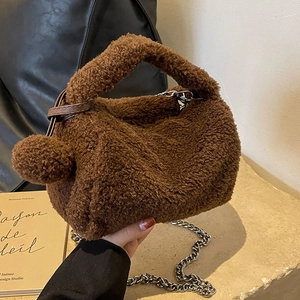 Sac bandoulière chic en fausse fourrure marron foncé avec chaîne argentée et pompons