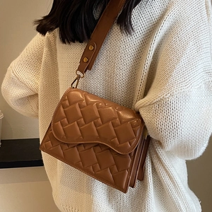 Borsa a tracolla da donna in pelle trapuntata marrone con tracolla larga e fibbia d'oro