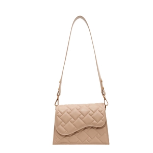Borsa a tracolla beige trapuntata con patta asimmetrica e dettagli in metallo oro