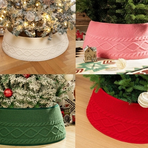 Falda de árbol de Navidad tejida en blanco, rosa, verde y rojo con diseño trenzado