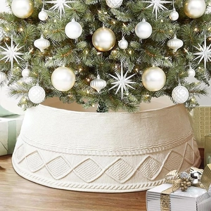 Falda de árbol de Navidad tejida en marfil con patrones geométricos y texturas de cable