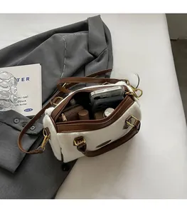 Vue intérieure du sac polochon en peluche montrant l'espace pour téléphone et maquillage