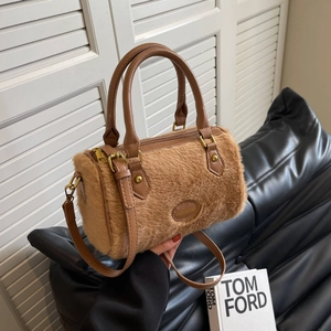 Détail du sac seau en peluche caramel avec texture en fausse fourrure et lanière