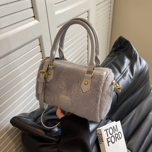 Détail du sac polochon en fausse fourrure grise montrant la texture et l'anse
