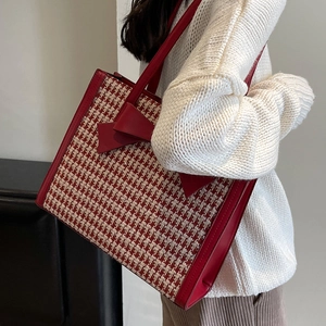Borsa tote capiente con motivo pied de poule e fiocco in pelle rossa da donna