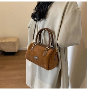 Sac oreiller en fausse fourrure marron avec poignées en cuir et bandoulière pour l'hiver