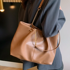 Brown large capacity leather tote bag with gold chain strap and minimalist design