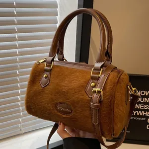 Sac Boston en Fausse Fourrure Peluche pour Femmes Vintage Cylindre Main Poignées en Cuir Bandoulière Amovible Hiver Décontracté