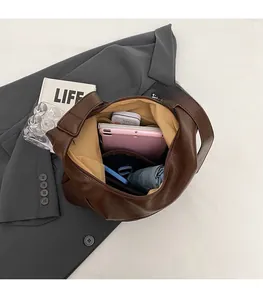 Vista dall'alto dell'interno spazioso della borsa a secchiello con tablet e ombrello