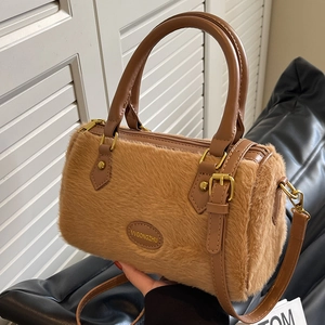 Sac Boston marron en fausse fourrure pelucheuse avec poignées en cuir et détails dorés