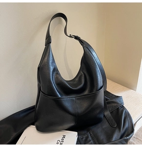 Dettaglio della borsa hobo nera minimalista in morbida pelle PU con tracolla regolabile