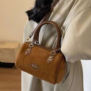 Sac oreiller en fausse fourrure marron avec poignées en cuir et bandoulière pour l'hiver