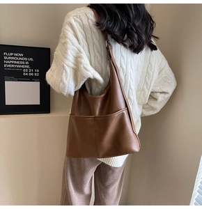Borsa a secchiello retrò marrone a spalla con stile vintage e doppie tasche frontali